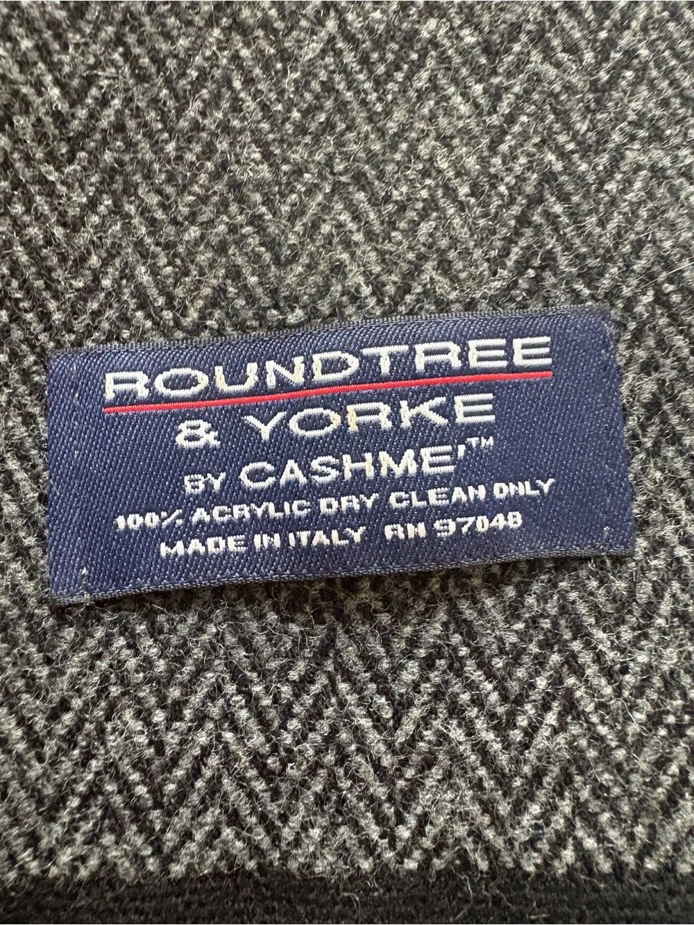 Roundtree & York By Cashme Men’s Gray Herringbone Scarf
